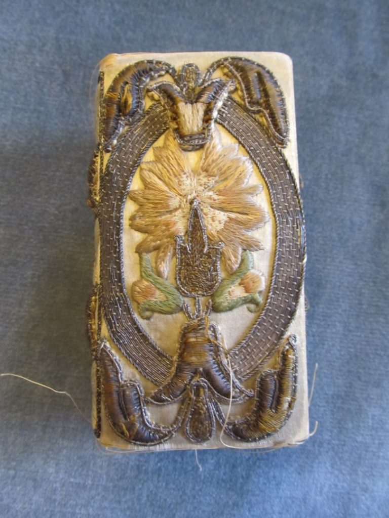 Dos-a-dos bound book